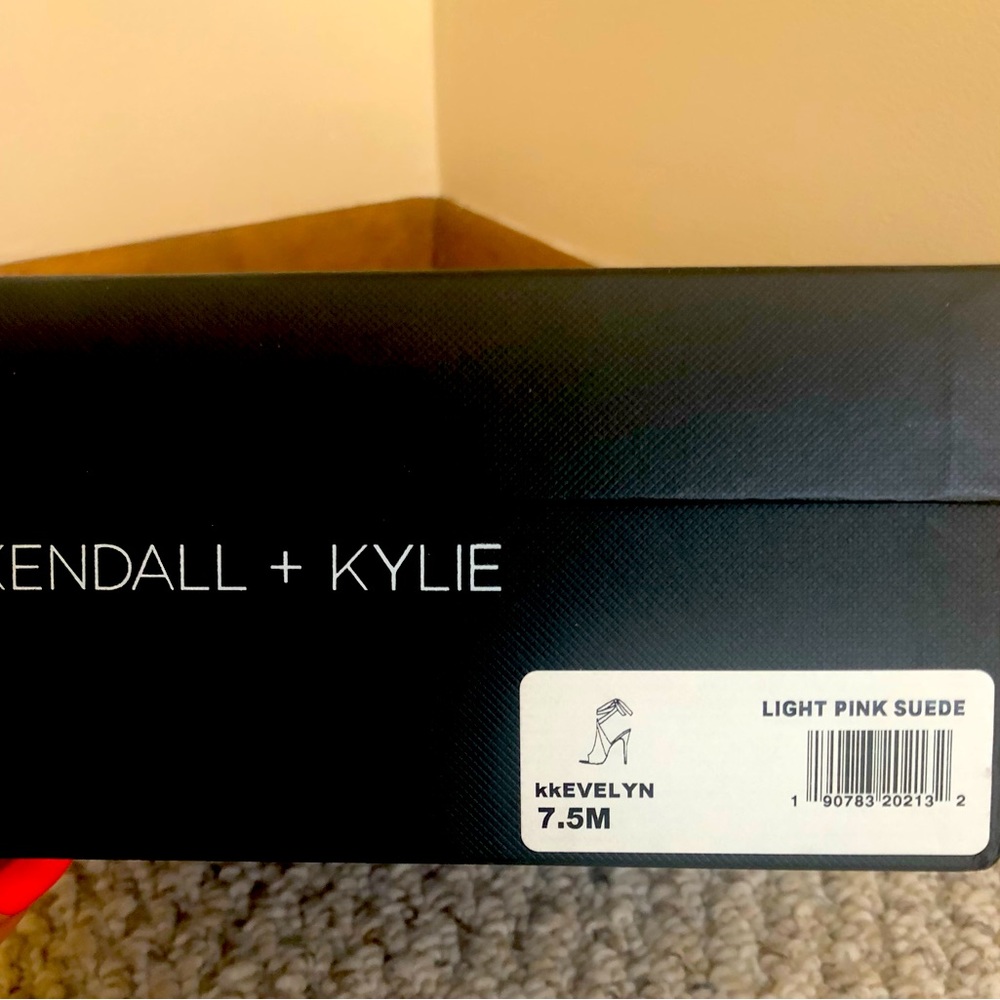 Kendall and Kylie, soft pink suede high heels. - Picture 4 of 4